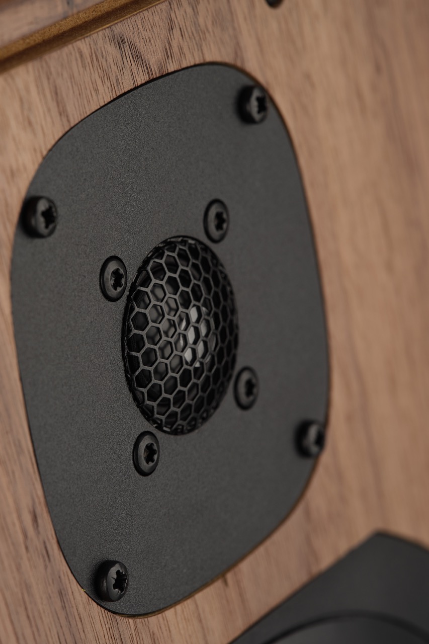 KOLUMNA PODSTAWKOWA HARBETH C7ES-3 XD2 WALNUT (raty 0%) - Media Hit - Sklep audio